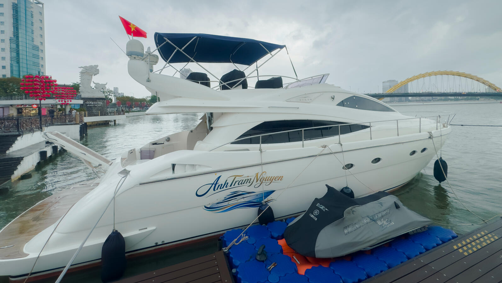 the-italian-classic-yacht-hiring-Da-nang-international-fireworks-festival